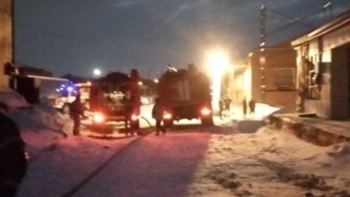 Видео с серьезного пожара на складе в Барнауле появилось в Сети