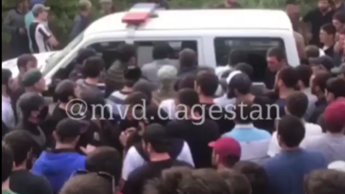 200 сельчан пытались отбить у полиции пьяного водителя в Дагестане