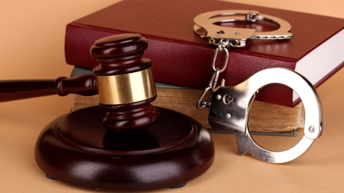 Девять экс-полицейских осудили на Алтае за взятки, растрату и наркосбыт