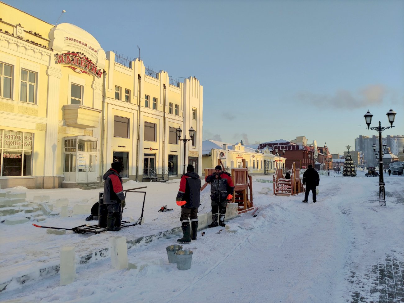 Снежный городок. Ледяной городок Барнаул. Снежный городок Барнаул 2022. Городок на стройке.