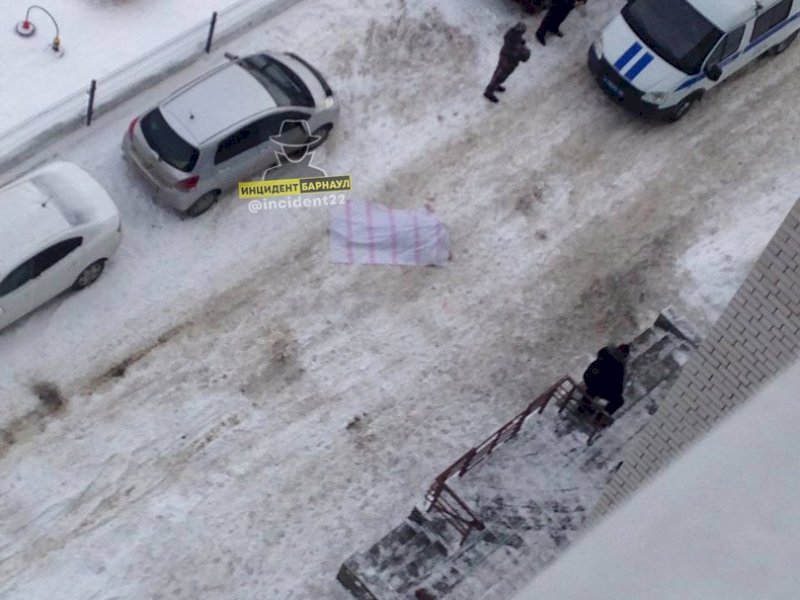 Мужчина умер на улице рядом с детской площадкой в Барнауле