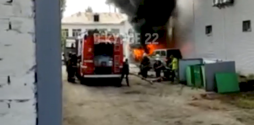 Крупный пожар произошёл возле ТЦ «Ультра» в Барнауле