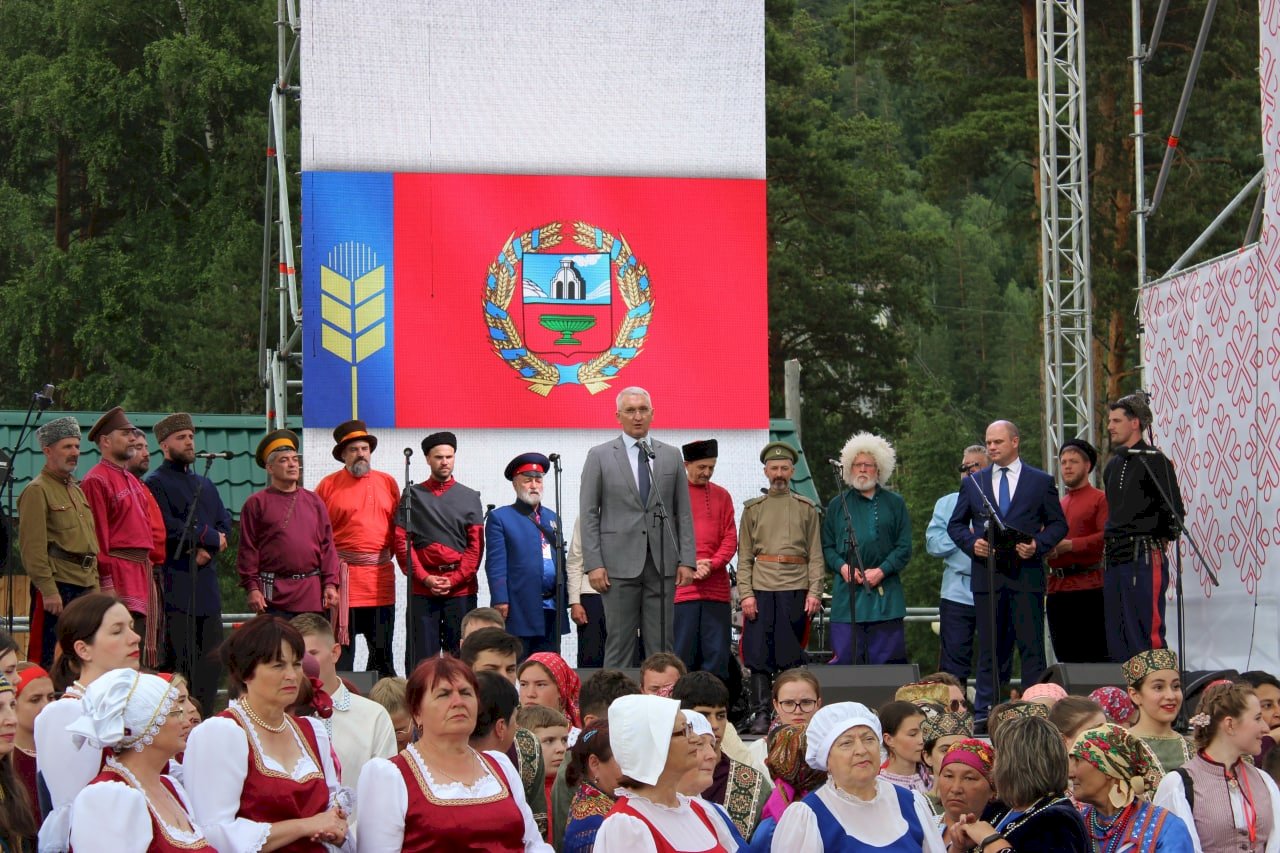 День россии на бирюзовой катуни фото