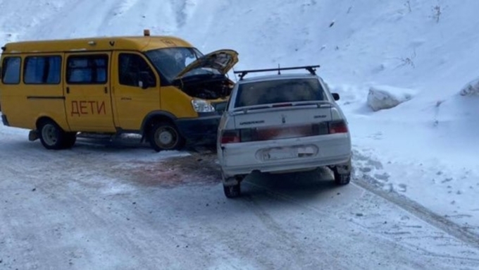 В Республике Алтай школьный автобус с детьми попал в аварию