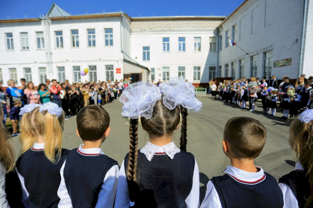 Посторонним вход воспрещён. Почему в Барнауле не хватает мест в школах и  что делать родителям