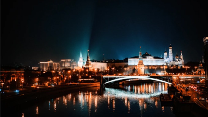 В Кремле оценили возможность отключения России от SWIFT 