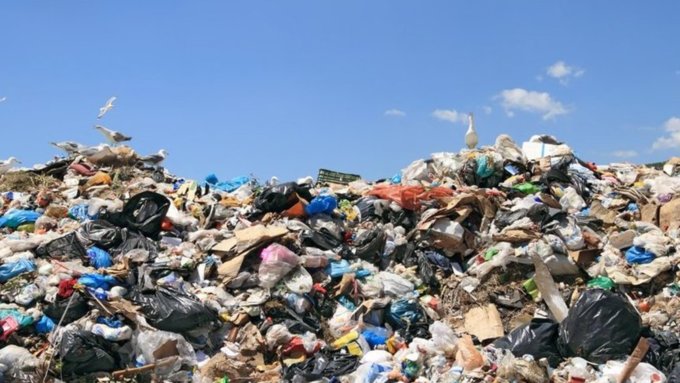 В Бийске начали вывозить скопившийся мусор
