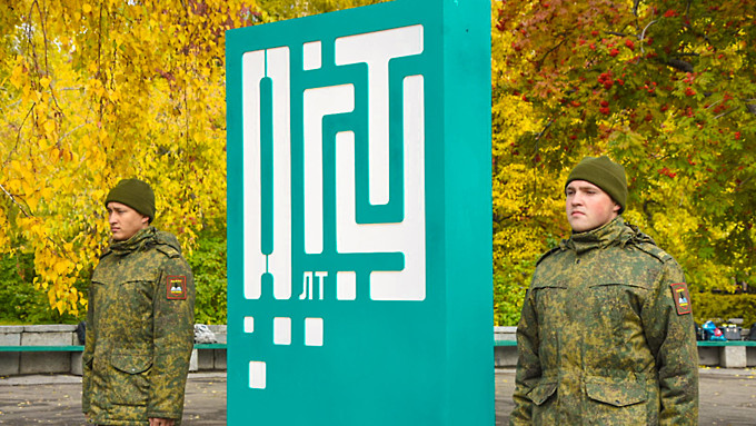 У главного корпуса АлтГТУ установили новый символ университета 