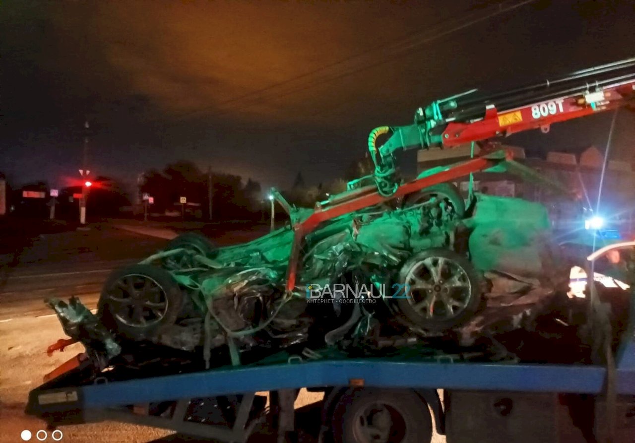  Toyota всмятку: автомобиль слетел с моста ночью в Барнауле 