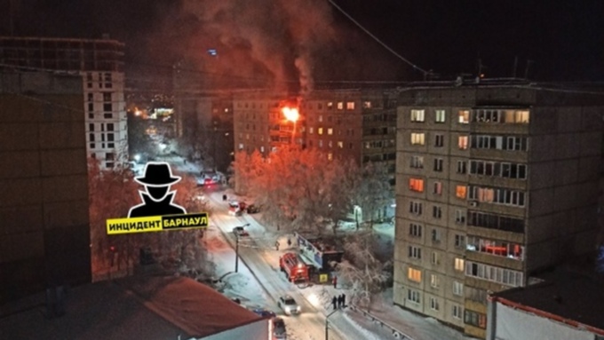 Сильный пожар на улице Гущина случился в Барнауле