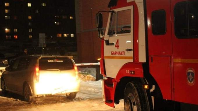 В Барнауле пожарные не смогли проехать к многоэтажке из-за припаркованных машин