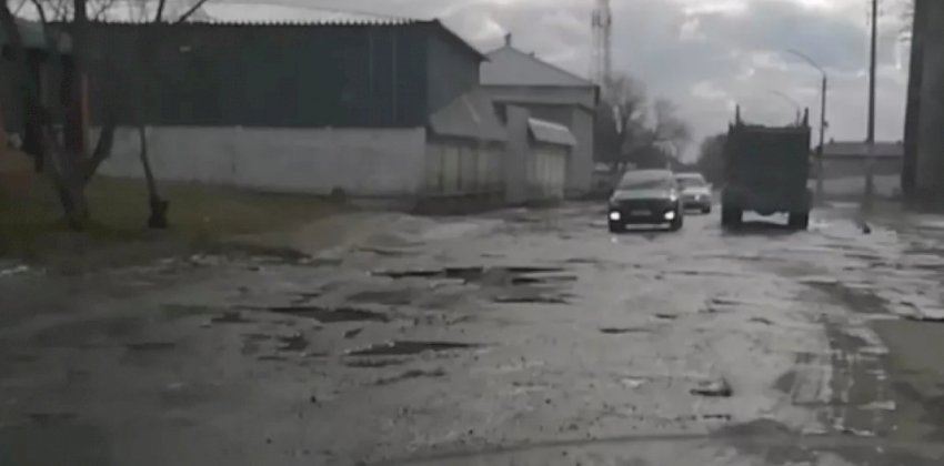  Жители Новоалтайска пожаловались на «убитую» дорогу 