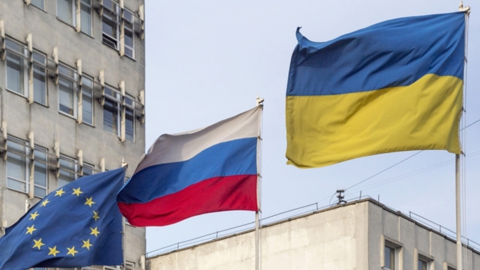 Евросоюз продлил на полгода санкции против граждан России и Украины