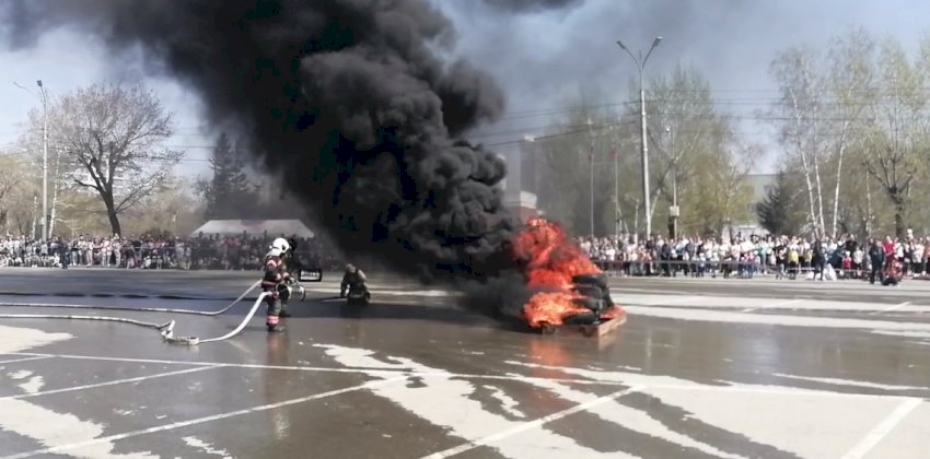 Современная пожарная техника и «река» из пены. ГУ МЧС России празднует День пожарной охраны в Барнауле