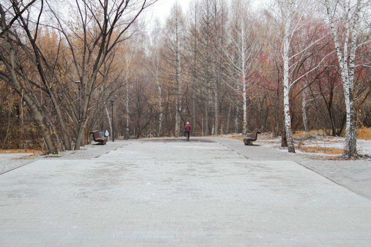 Сквер юбилейный. Парк Юбилейный. Парк Юбилейный Барнаул новый. Парк Юбилейный Барнаул реконструкция. Фантомы в барнаульском парке Юбилейный.