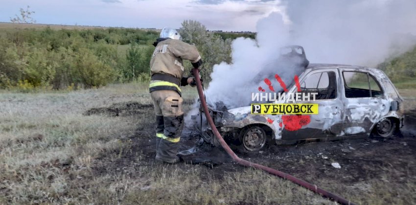  Сгоревший автомобиль с телом внутри нашли в Алтайском крае 