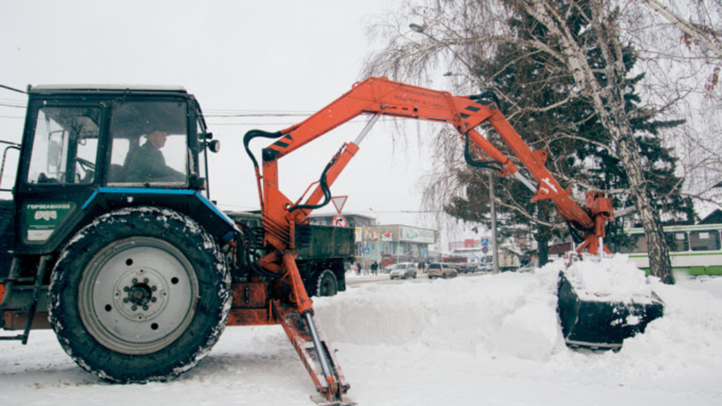 В Барнауле коммунальщики разрушили снежную горку, которую жители двора построили для детей