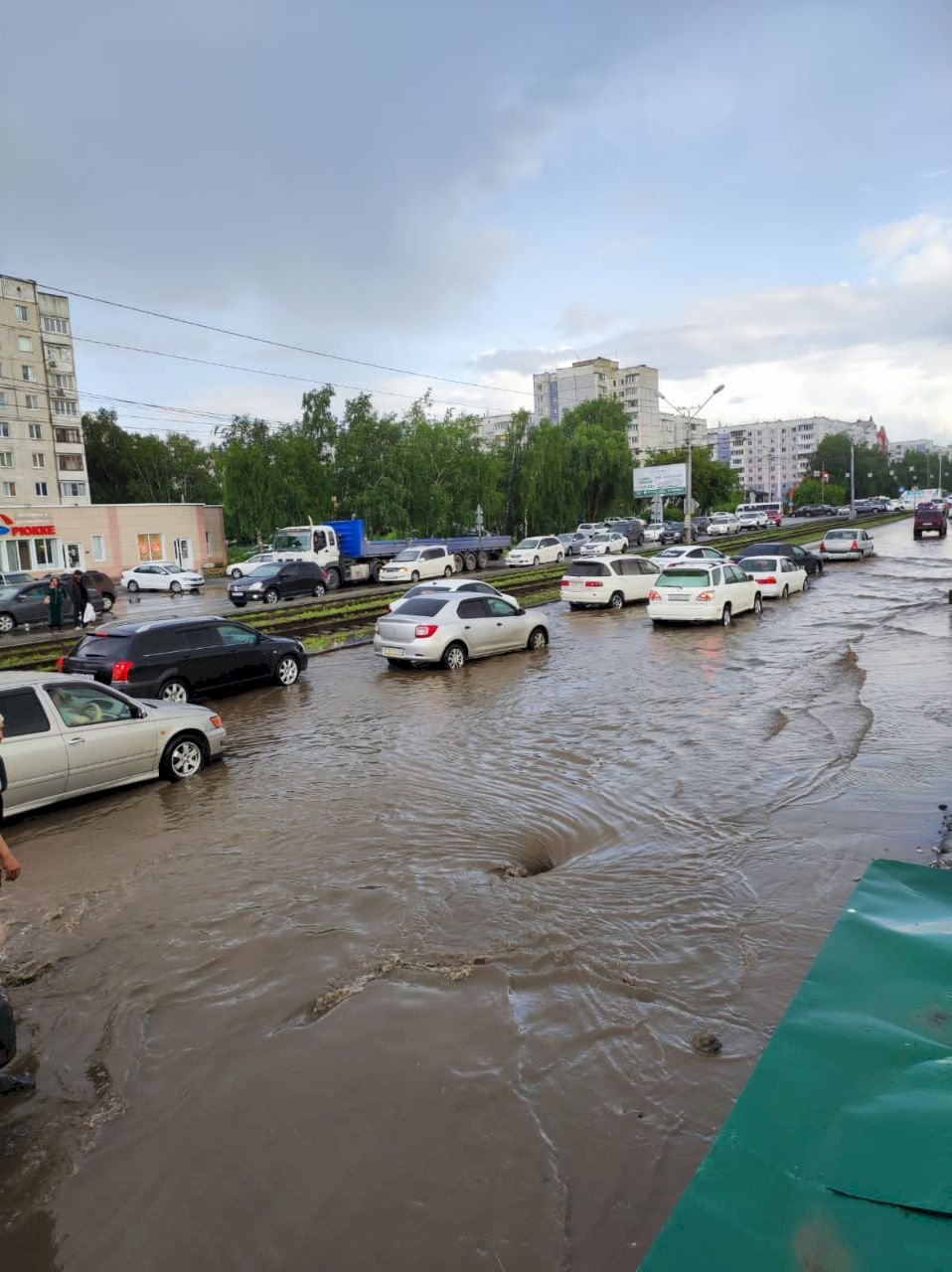 Барнаул дождь. Сильный ливень. Ливневая канализация Барнаул. Дождь в городе.