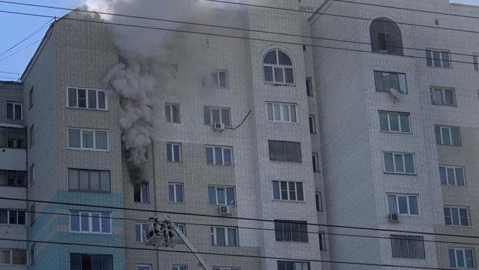 Выяснились подробности инцидента с падением пенсионерки из окна во время пожара в Барнауле