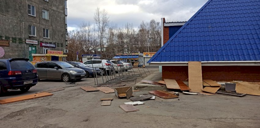  Вырванные остановки и упавшее на дом дерево. Последствия разбушевавшегося ночного ветра в Барнауле 