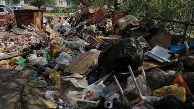 Бийчане жалуются на зловоние из-за завалов мусора рядом с баками