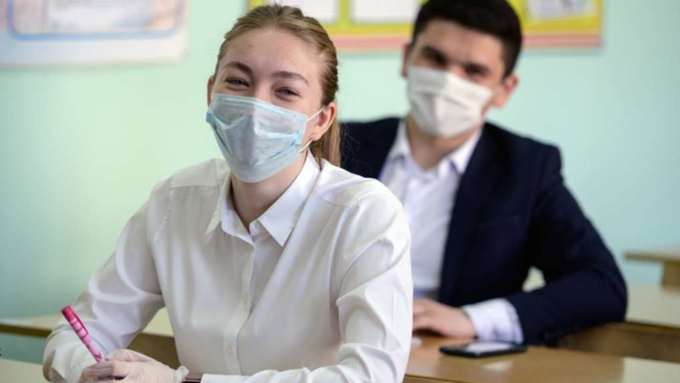 Российским школьникам упростили выпускные экзамены 
