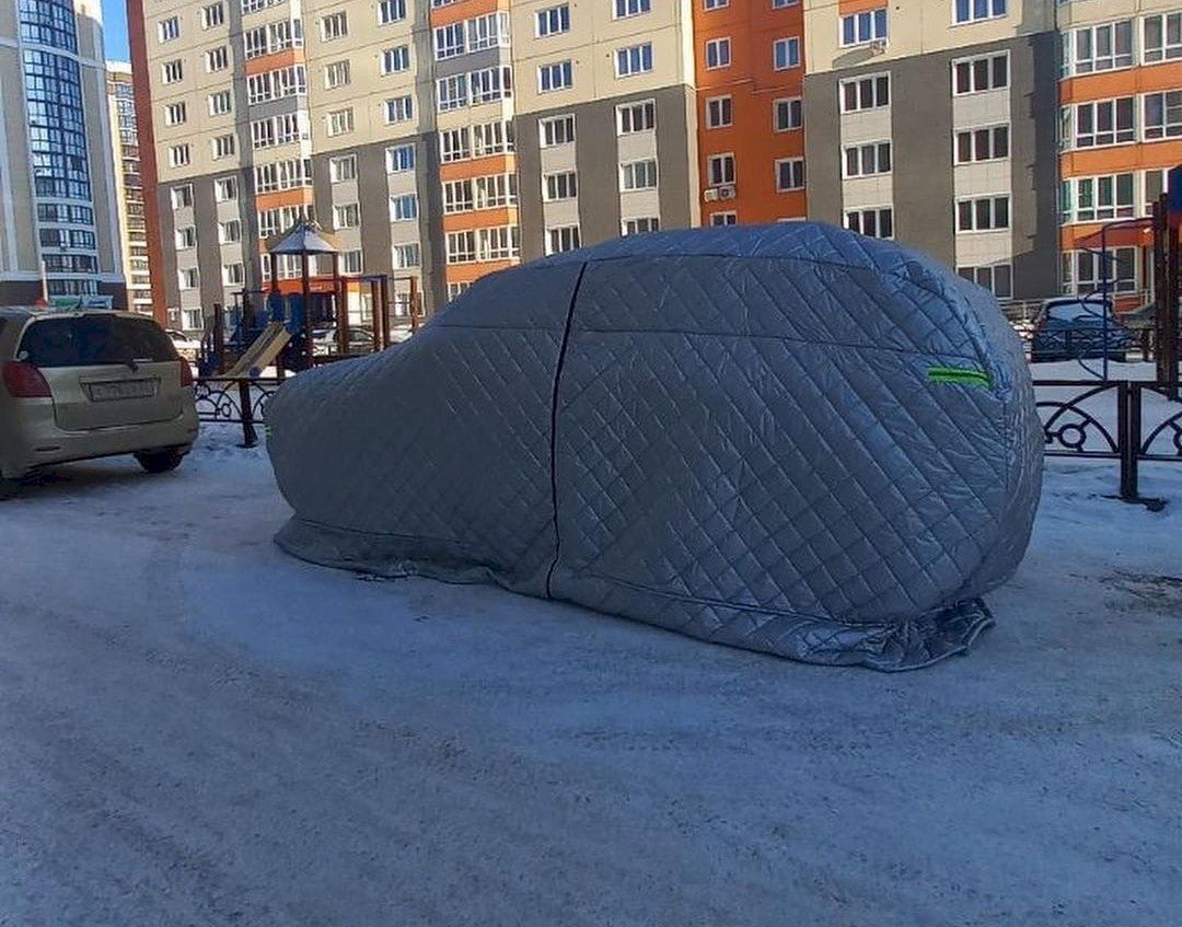 Одеялко для машины». В Барнауле заметили автомобиль в теплосберегающем чехле