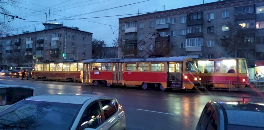  Трамваи встали на проспекте Строителей в Барнауле 
