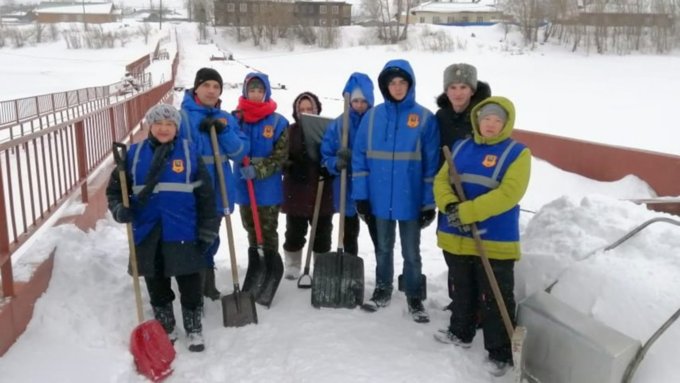 Дружинники убирают снег в Барнауле