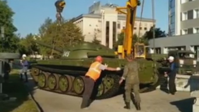 В Барнауле установили танк к юбилею ВДВ России