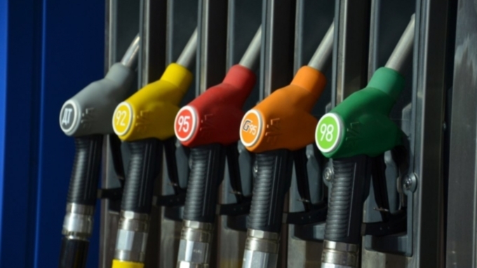 Самые низкие цены на бензин зафиксировали в Барнауле и Салехарде