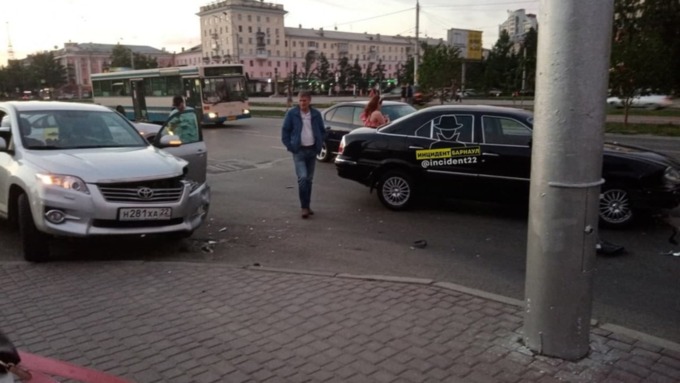 Сразу три автомобиля столкнулись в центре Барнаула