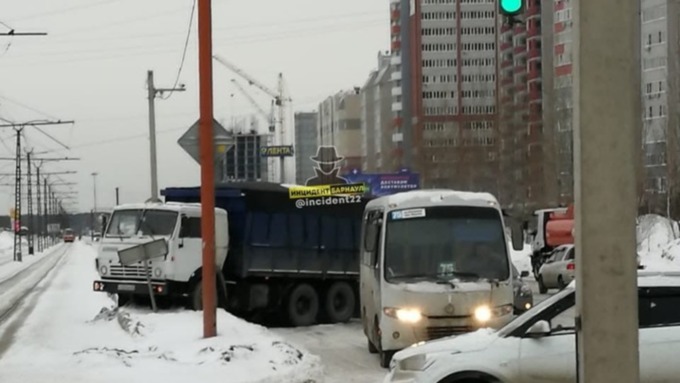 Грузовик с прицепом вылетел на обочину и заблокировал движение на Власихинской в Барнауле