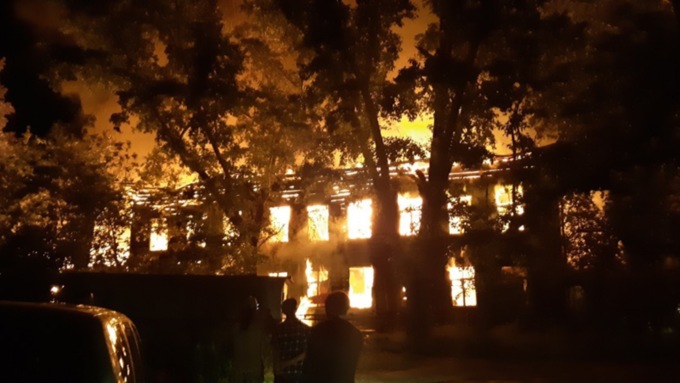 МЧС пояснило, из-за чего сгорело здание музыкальной школы в Барнауле