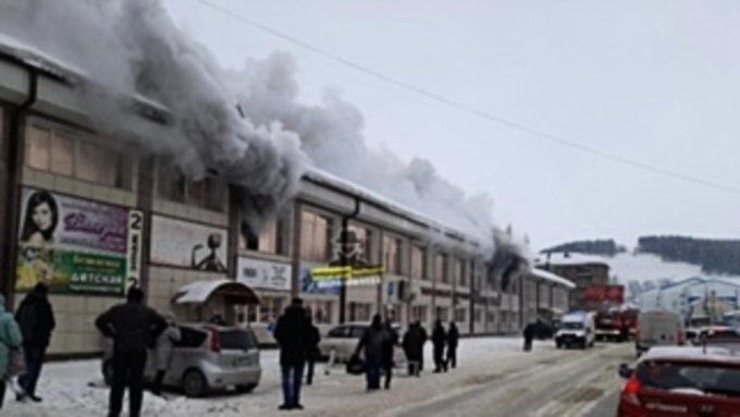 В МЧС назвали причину крупного пожара в алтайском торговом центре
