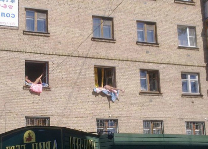 Девушки загорают на крыше фото