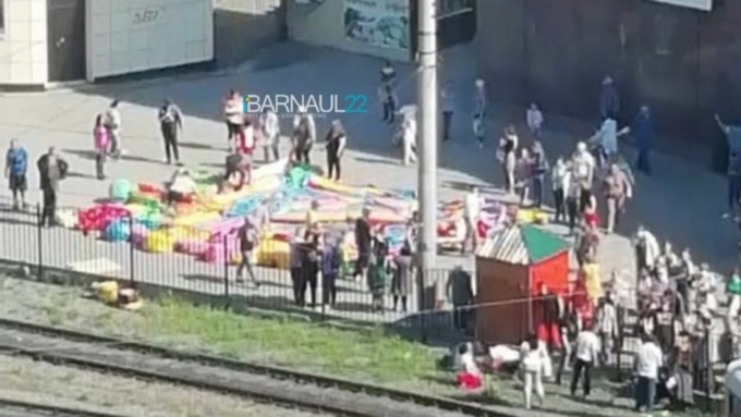 После взрыва батута в Барнауле проверят аттракционы