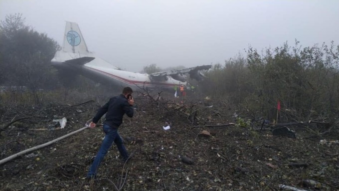 При аварийной посадке в аэропорту Львова разбился Ан-12, погибли пять человек