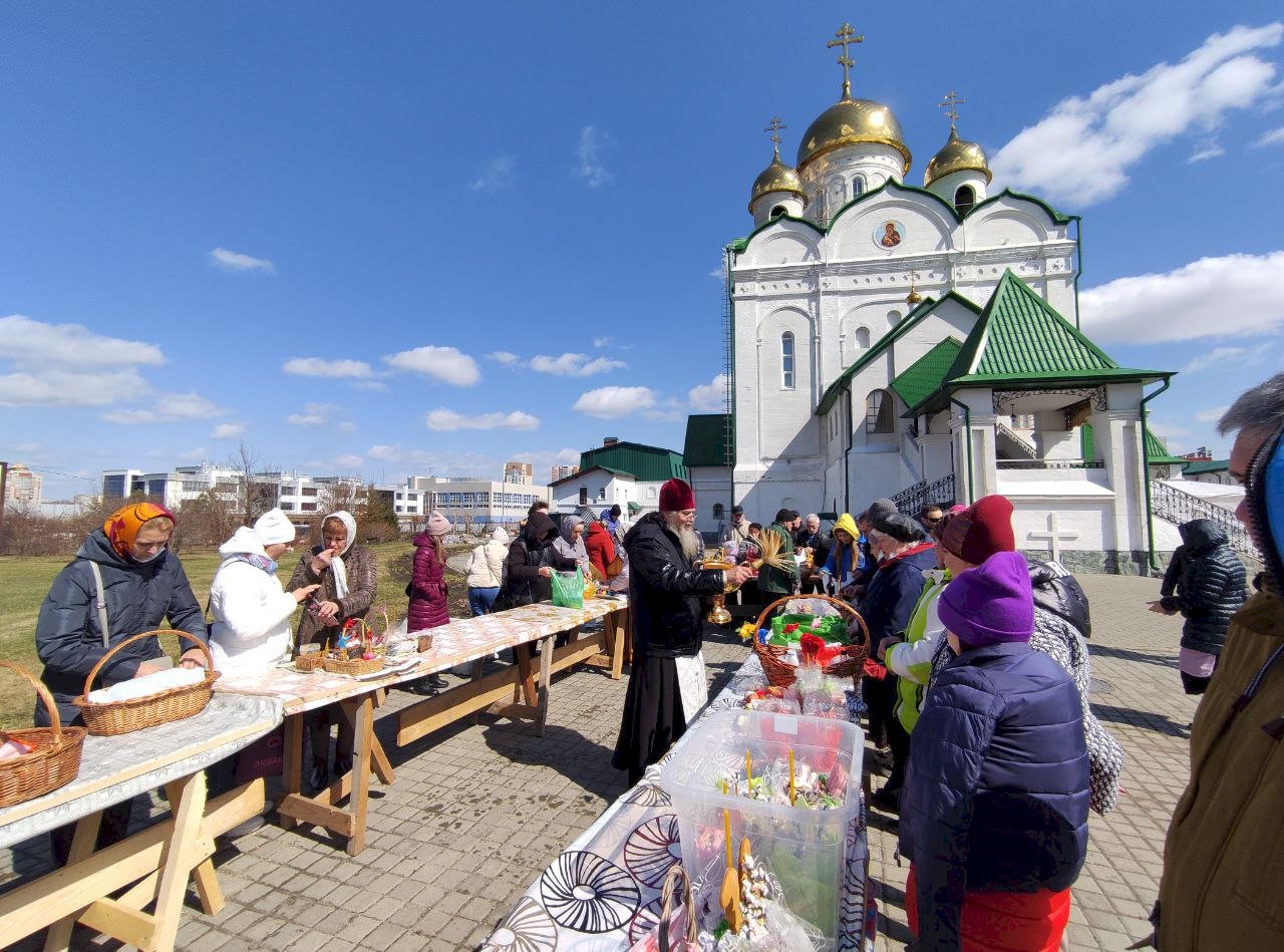 До какого часа освящают куличи. Освящение куличей на Пасху. Пасха храм. Кулич в церкви. Освящение куличей и яиц в церкви.