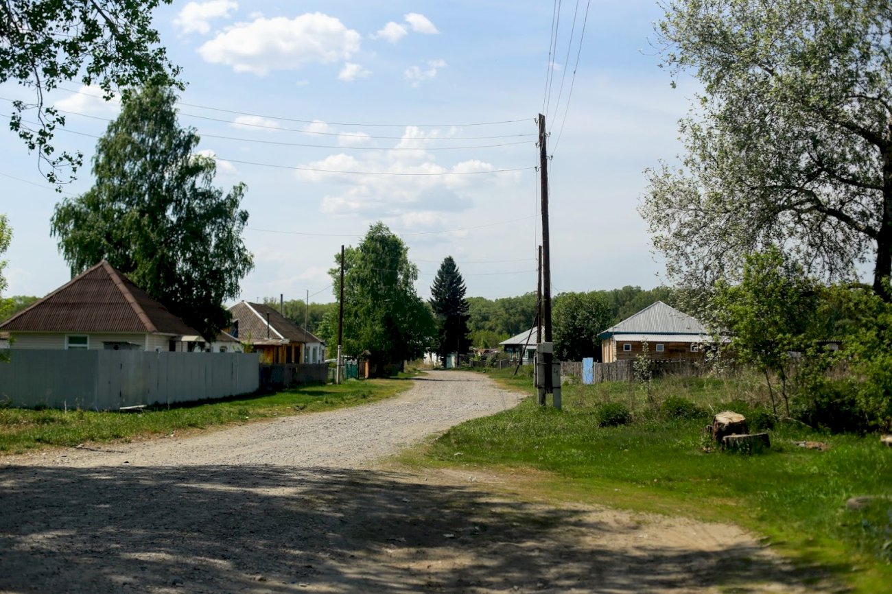 Байки про деревню. Деревня байка. Умирающие села Алтая. Фото село люди. Деревня Ходяковка с неба.