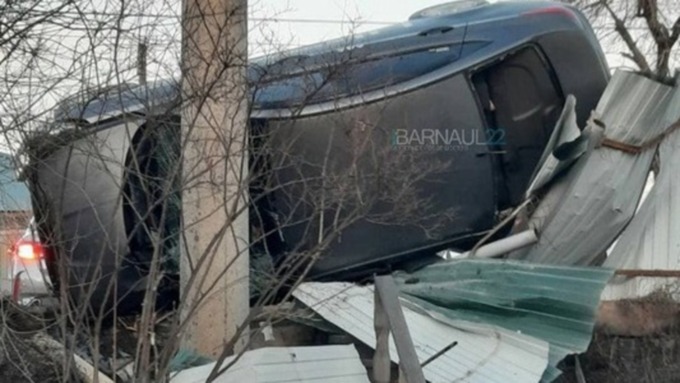 Пьяный таксист протаранил забор в Барнауле