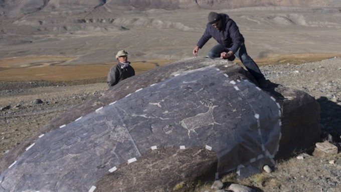 Редчайшие петроглифы со средневековыми юртами нашли на Алтае