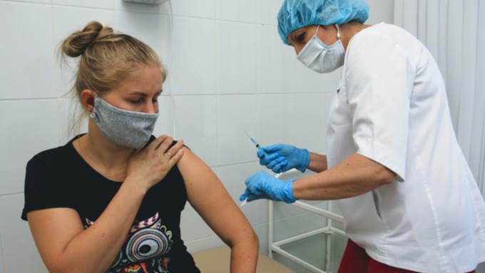Более 1 млн жителей Алтайского края получат вакцину от коронавируса к осени 