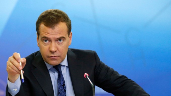 Медведев поручил решить проблему с горячей водой в алтайском селе Санниково