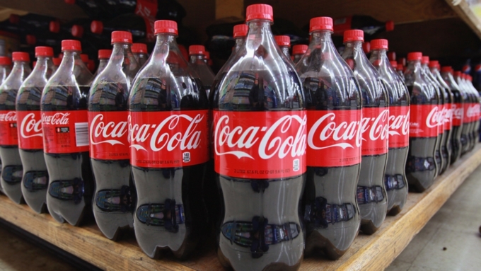 Отмоет ли Coca-Cola чайник: пять малоизвестных фактов о популярном напитке