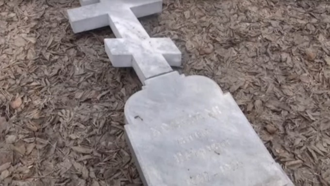 Неизвестные разгромили захоронение на старом кладбище Бийска
