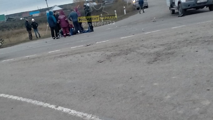 Два школьника разбились на мотоцикле в селе под Барнаулом