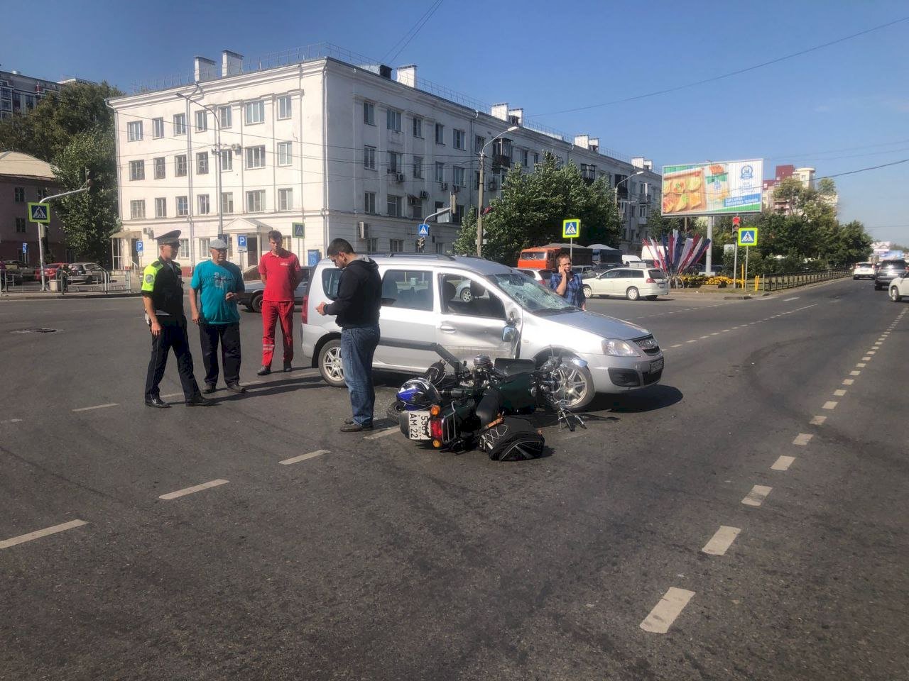 В Барнауле мотоциклист перелетел через LADA Largus | 06.09.2022 | Барнаул -  БезФормата