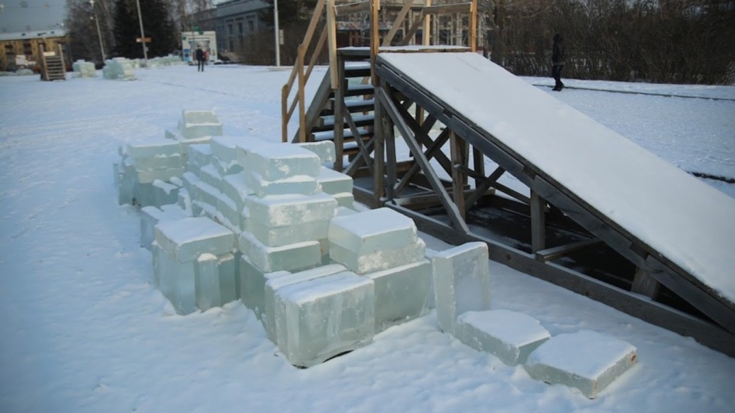 В барнаульском парке открылась платная ледяная горка