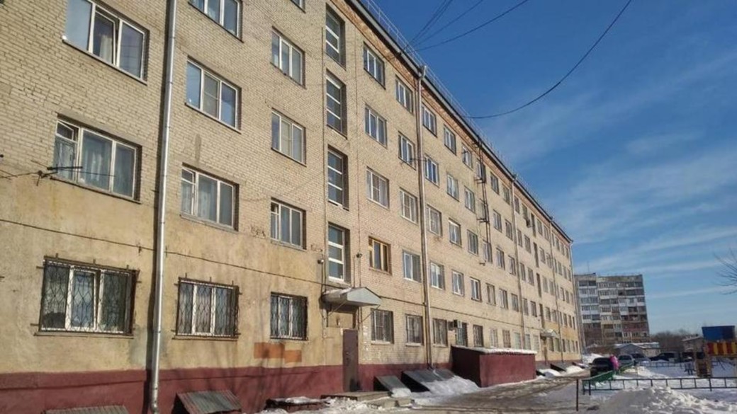 В Барнауле снег со льдом рухнул с крыши многоэтажного дома на ребёнка